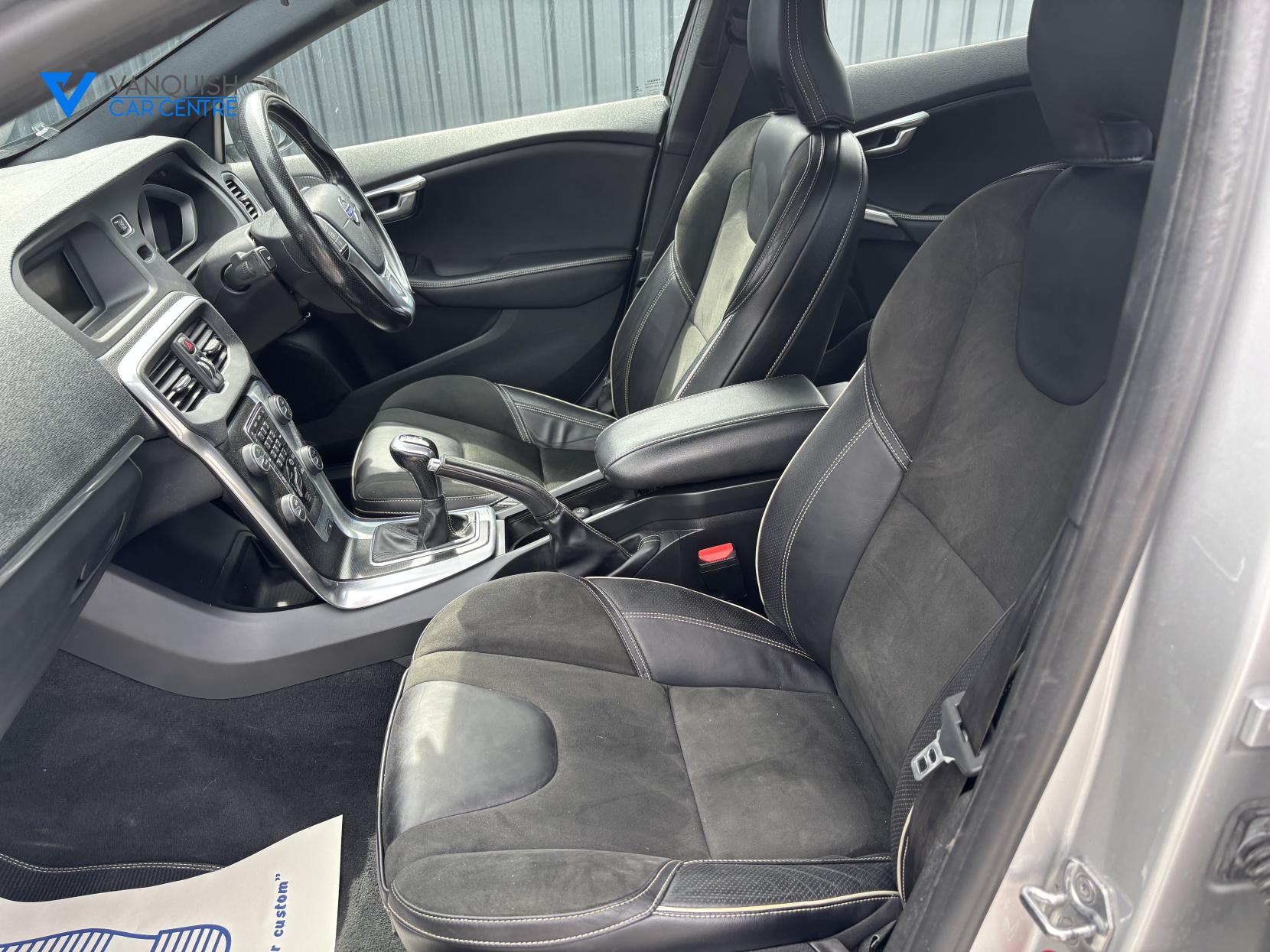 Volvo V40 2.0 T2 R-Design Hatchback 5dr Petrol Manual Euro 6 (s/s) (122 ps)