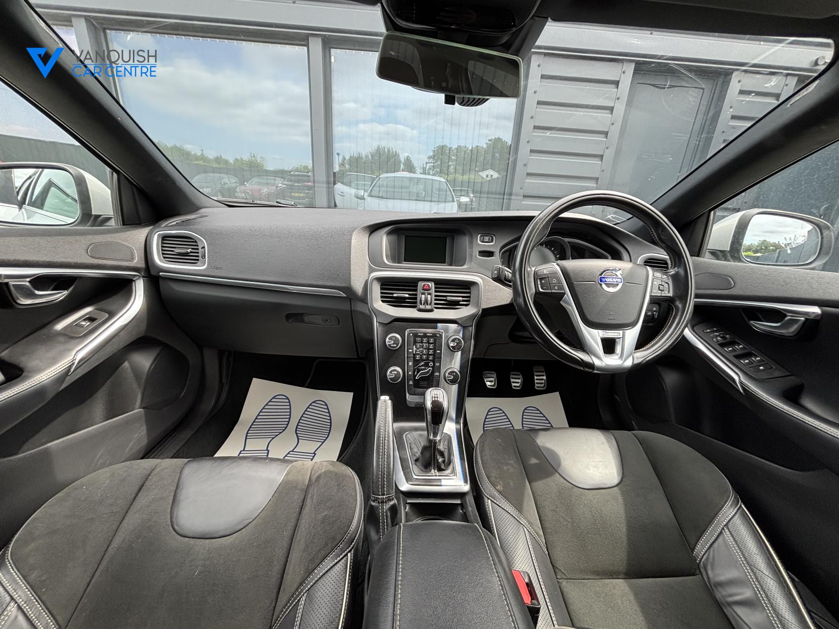 Volvo V40 2.0 T2 R-Design Hatchback 5dr Petrol Manual Euro 6 (s/s) (122 ps)