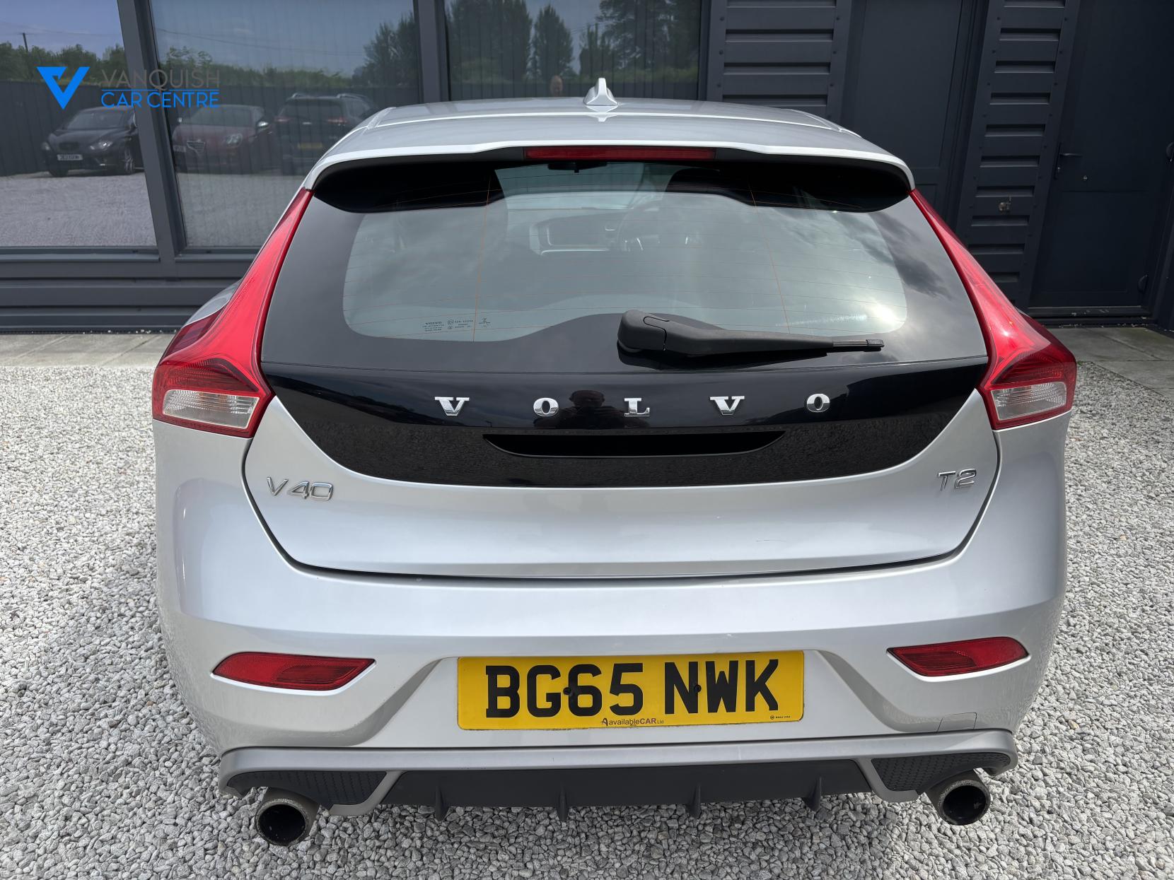 Volvo V40 2.0 T2 R-Design Hatchback 5dr Petrol Manual Euro 6 (s/s) (122 ps)