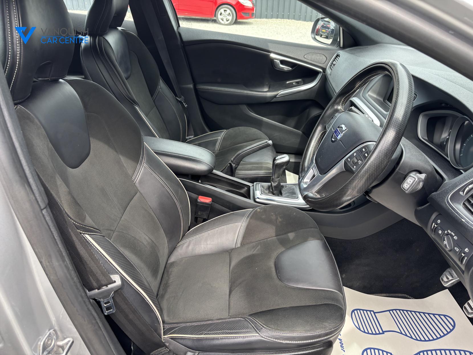 Volvo V40 2.0 T2 R-Design Hatchback 5dr Petrol Manual Euro 6 (s/s) (122 ps)
