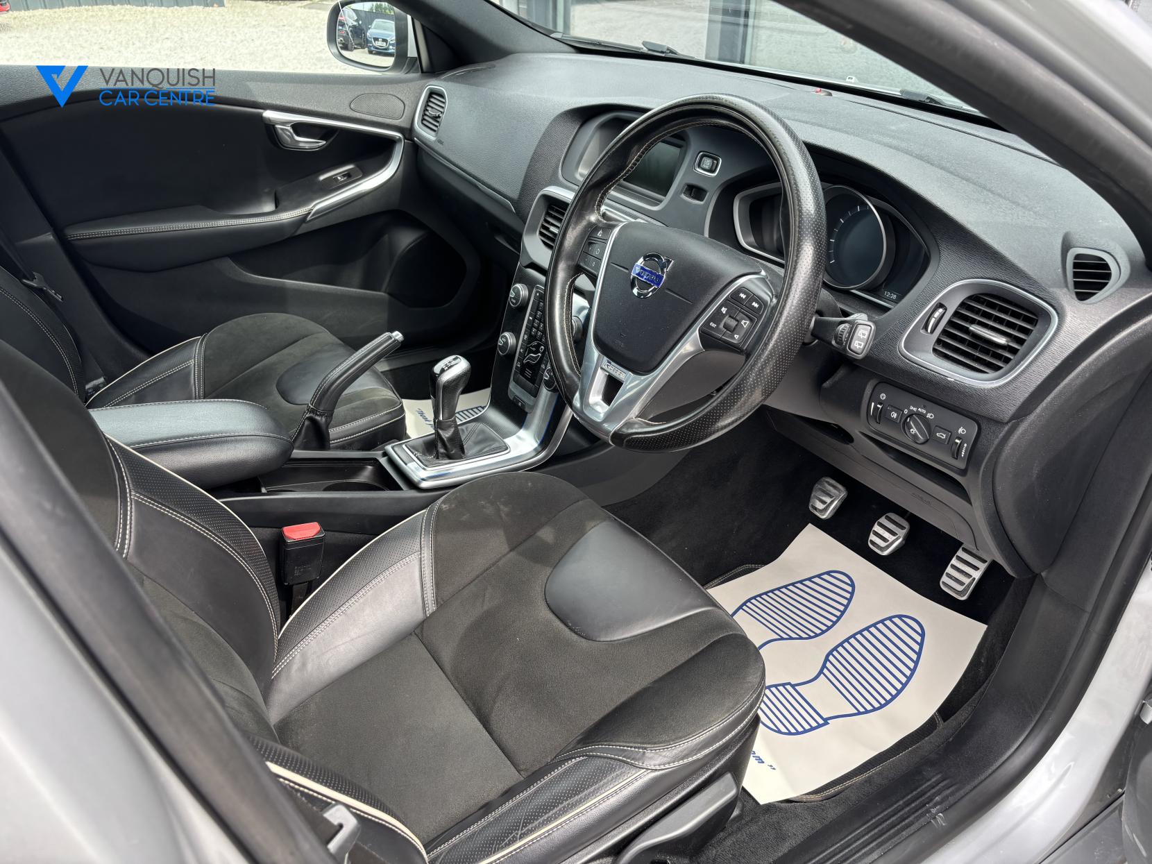 Volvo V40 2.0 T2 R-Design Hatchback 5dr Petrol Manual Euro 6 (s/s) (122 ps)