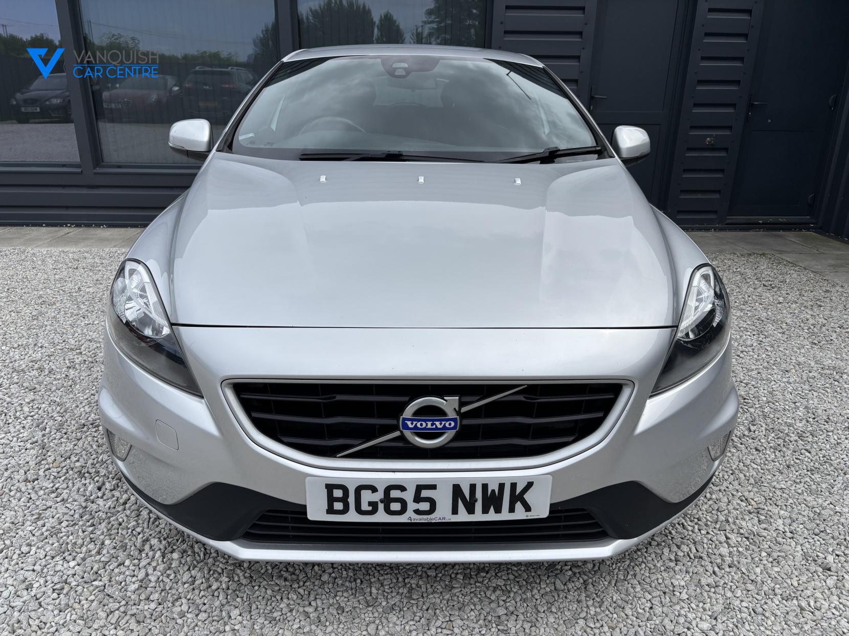 Volvo V40 2.0 T2 R-Design Hatchback 5dr Petrol Manual Euro 6 (s/s) (122 ps)