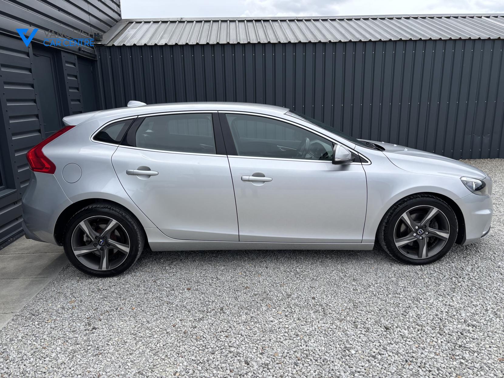 Volvo V40 2.0 T2 R-Design Hatchback 5dr Petrol Manual Euro 6 (s/s) (122 ps)