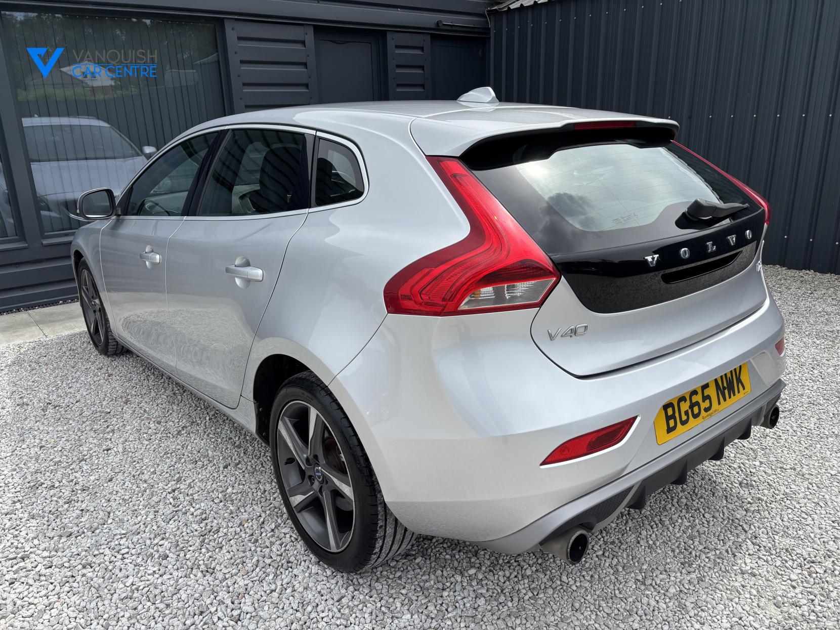 Volvo V40 2.0 T2 R-Design Hatchback 5dr Petrol Manual Euro 6 (s/s) (122 ps)