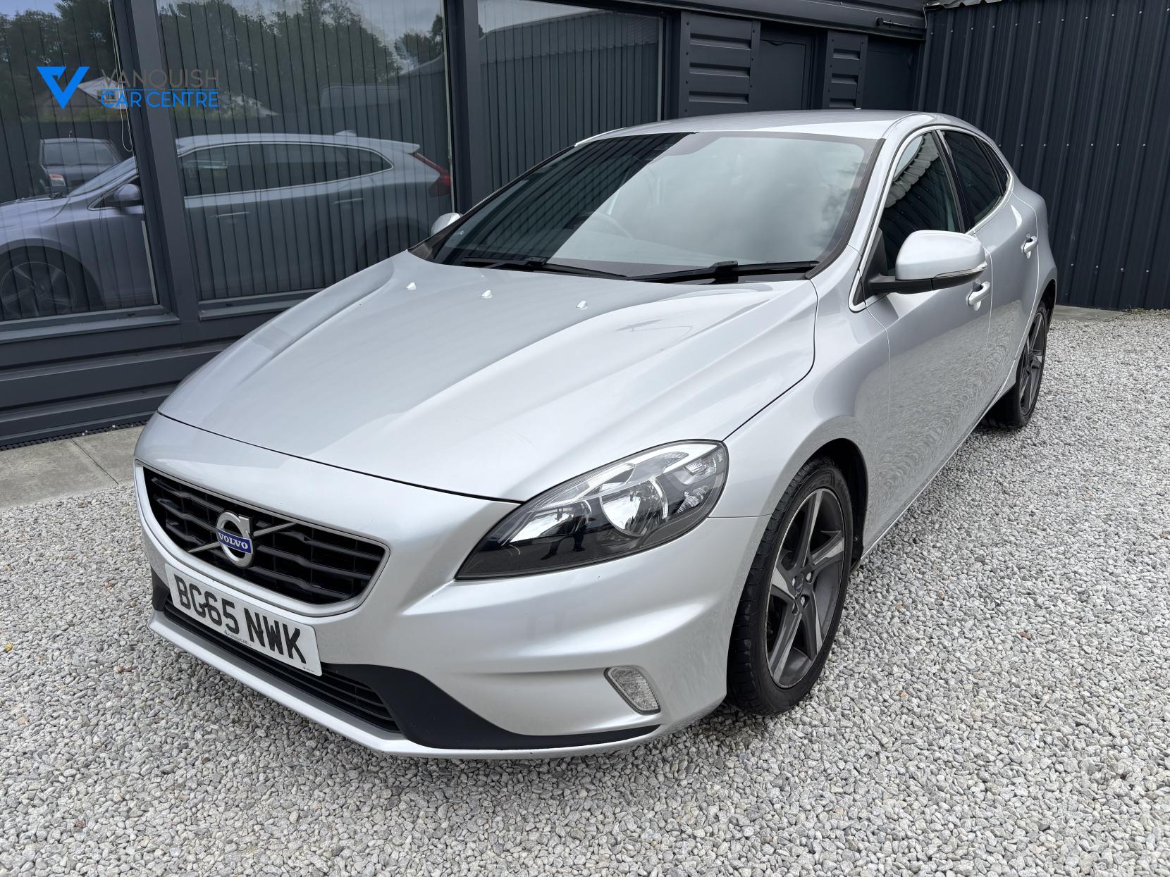 Volvo V40 2.0 T2 R-Design Hatchback 5dr Petrol Manual Euro 6 (s/s) (122 ps)