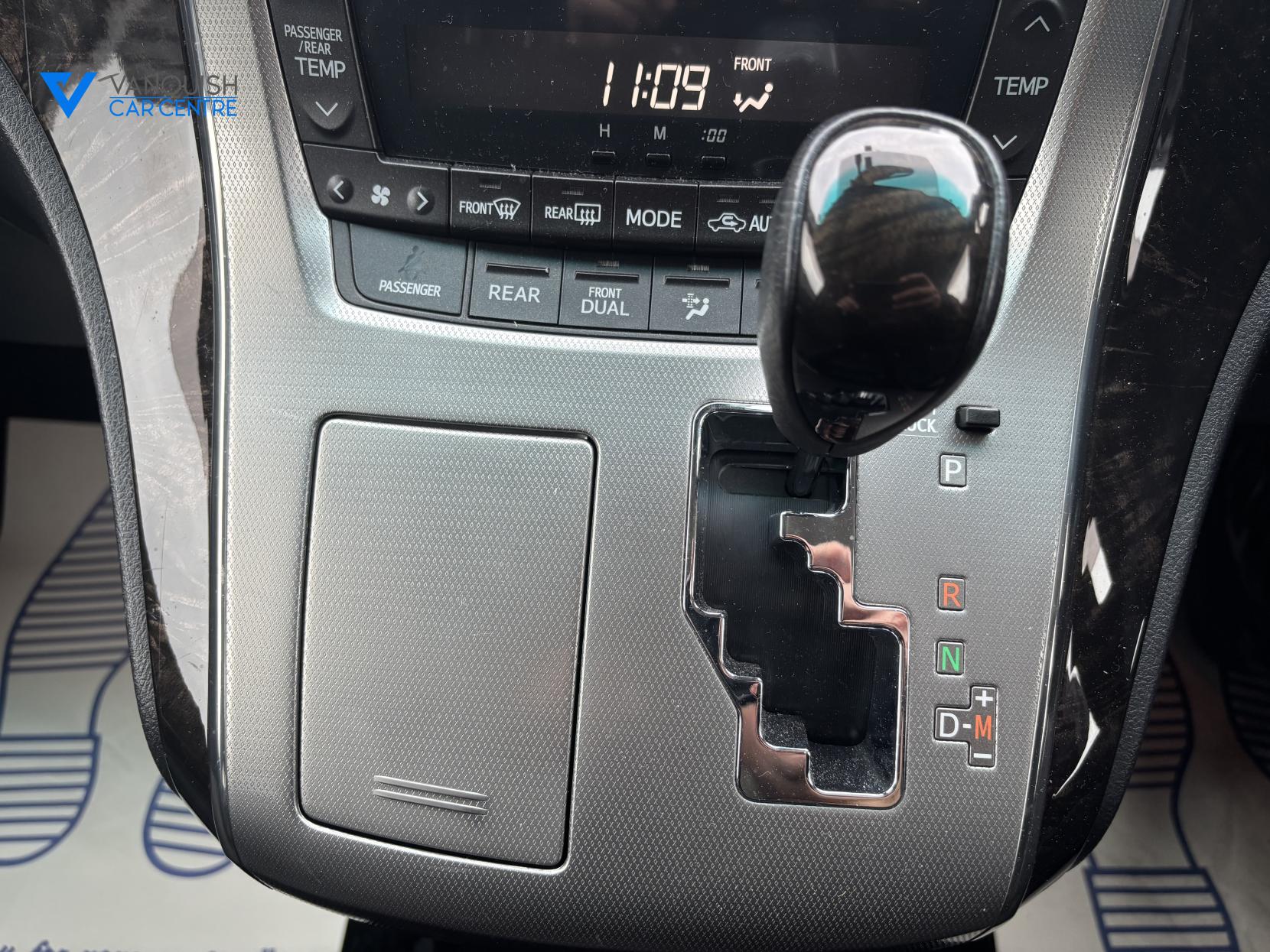 Toyota Vellfire 2400