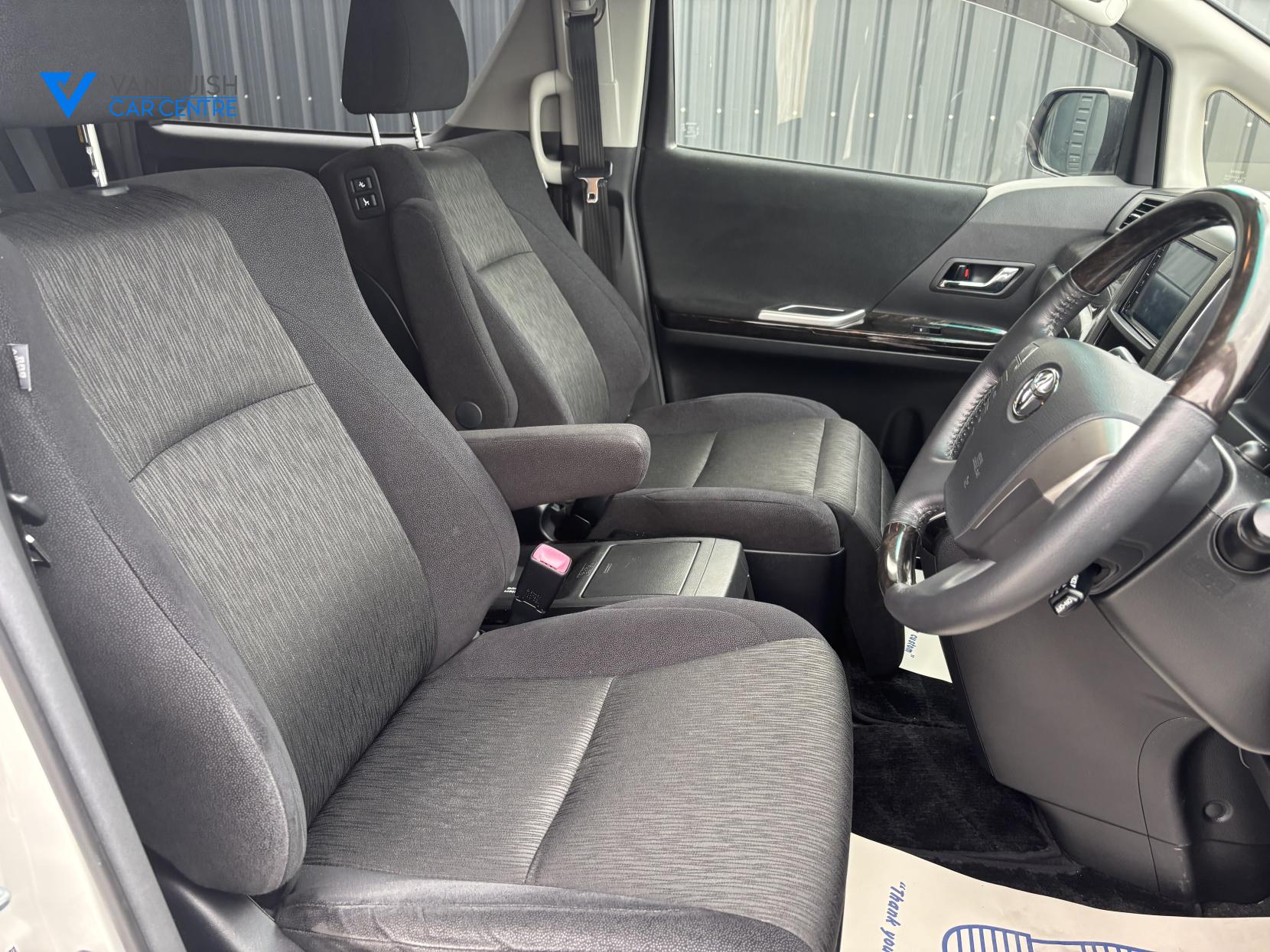 Toyota Vellfire 2400