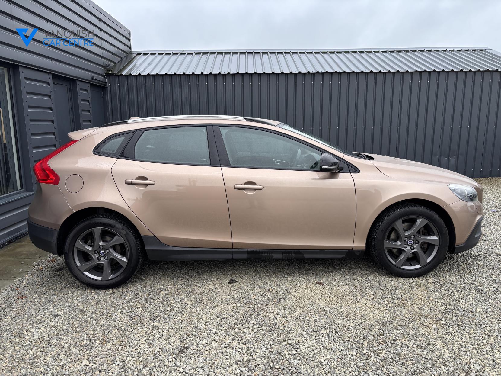 Volvo V40 Cross Country 2.0 D2 Lux Hatchback 5dr Diesel Manual Euro 6 (s/s) (120 ps)