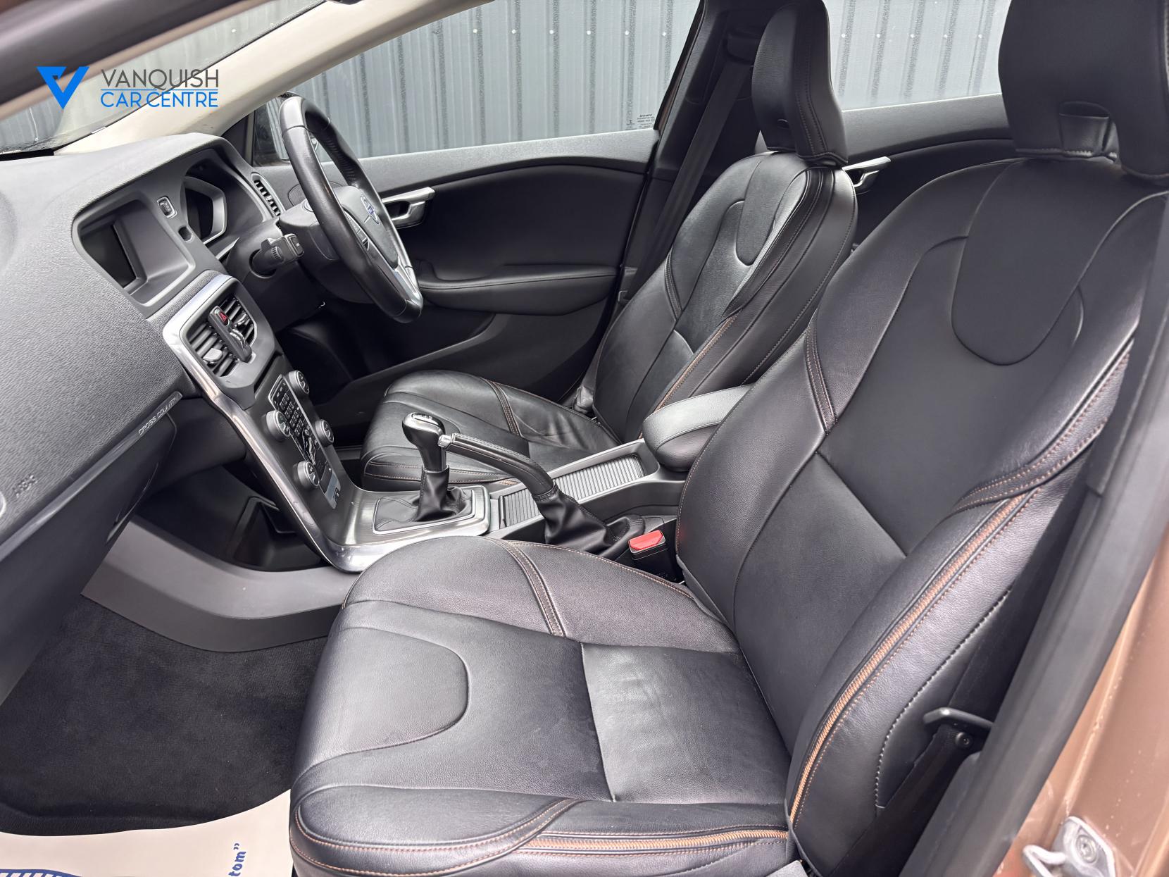 Volvo V40 Cross Country 2.0 D2 Lux Hatchback 5dr Diesel Manual Euro 6 (s/s) (120 ps)