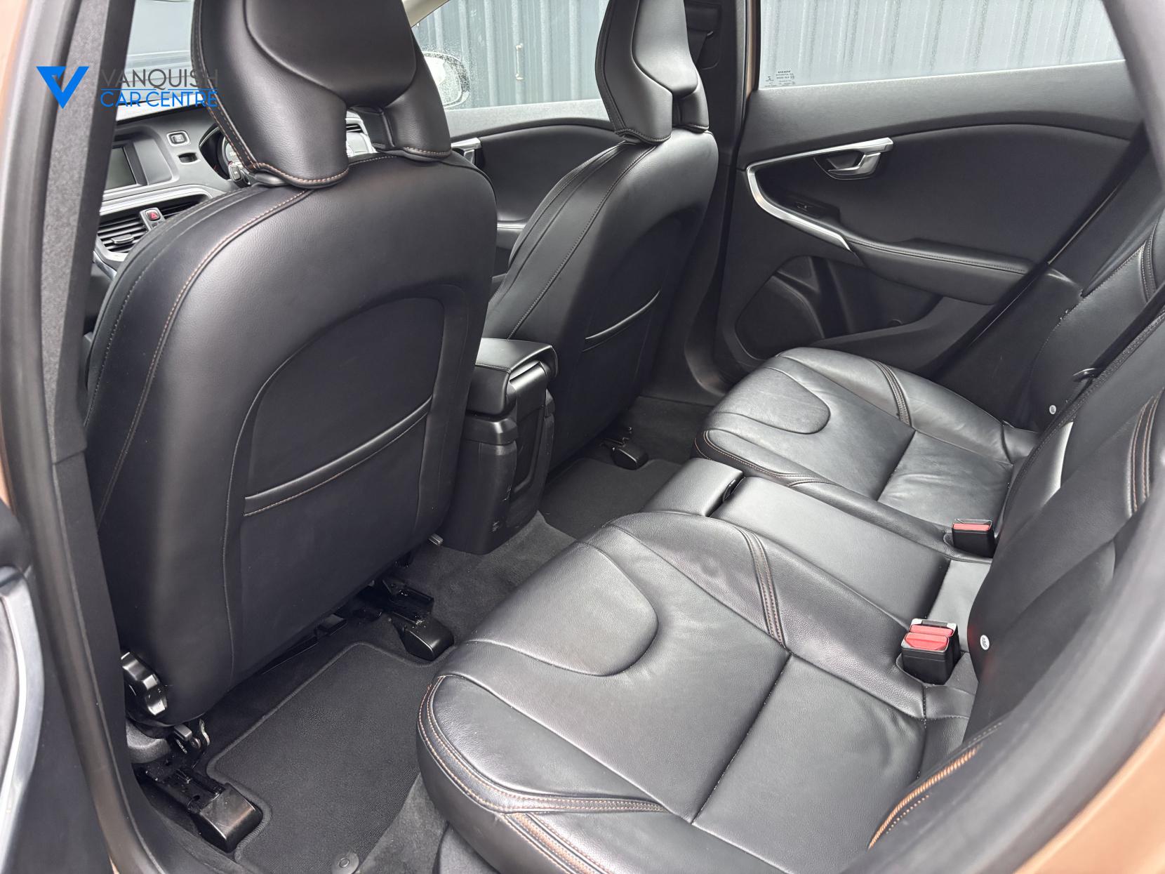 Volvo V40 Cross Country 2.0 D2 Lux Hatchback 5dr Diesel Manual Euro 6 (s/s) (120 ps)