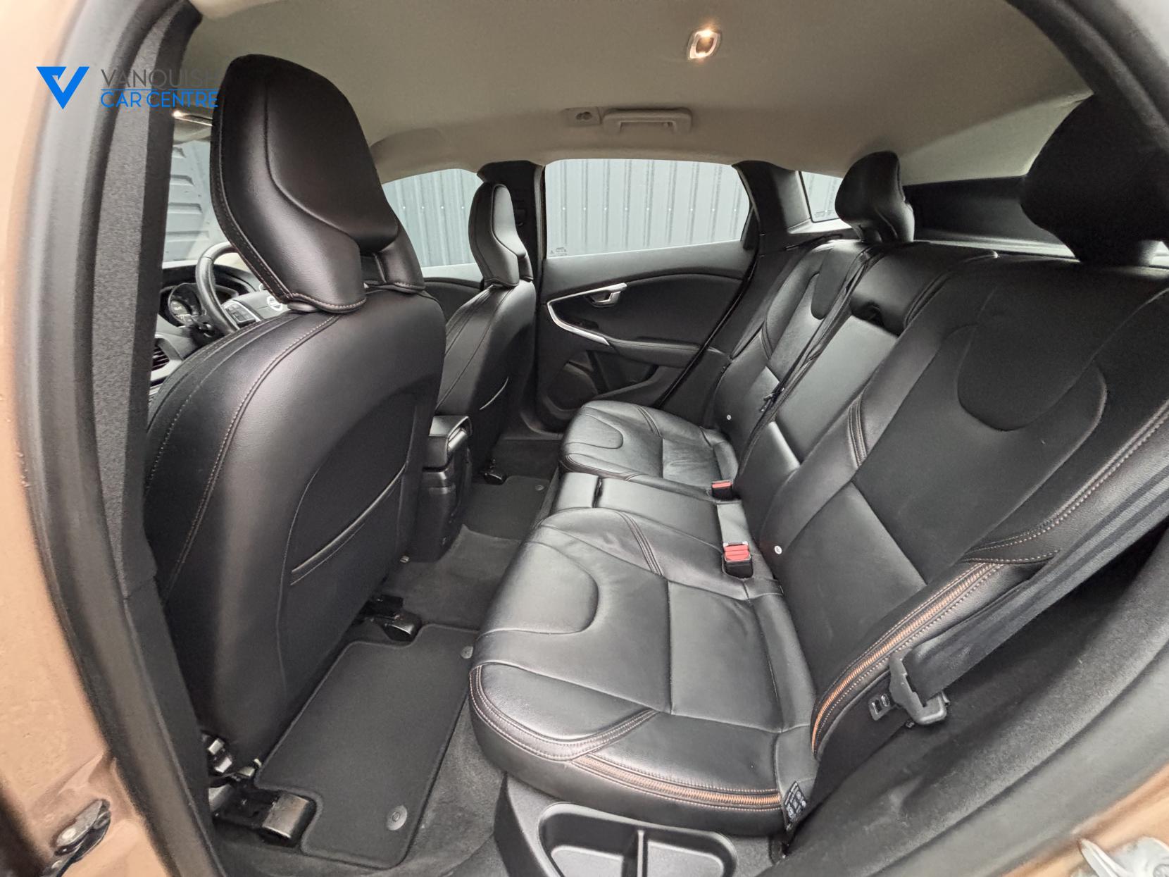 Volvo V40 Cross Country 2.0 D2 Lux Hatchback 5dr Diesel Manual Euro 6 (s/s) (120 ps)