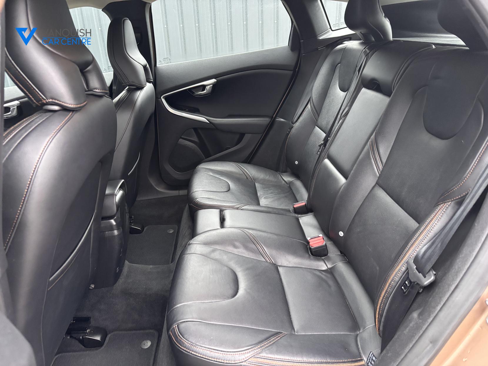 Volvo V40 Cross Country 2.0 D2 Lux Hatchback 5dr Diesel Manual Euro 6 (s/s) (120 ps)