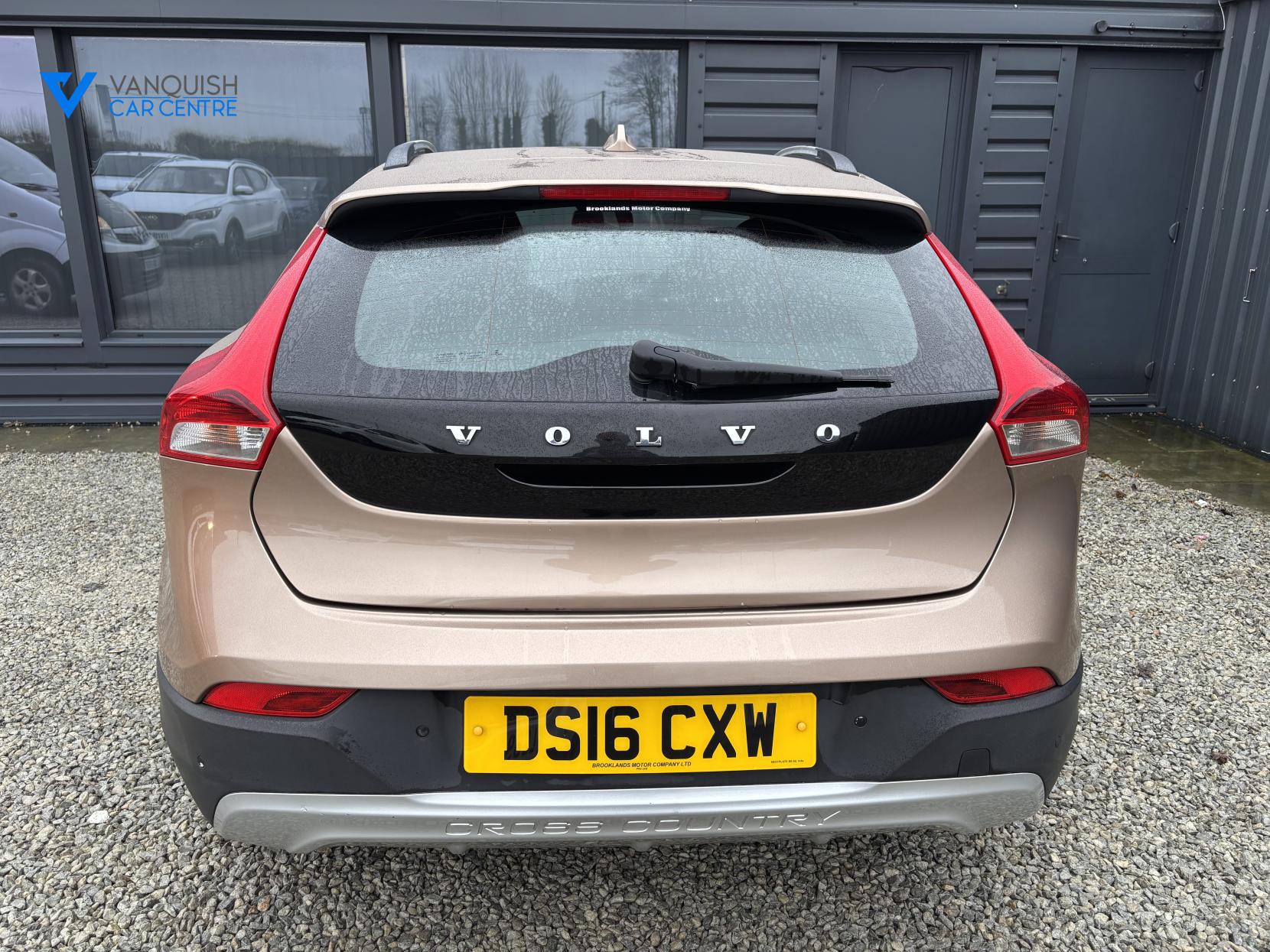 Volvo V40 Cross Country 2.0 D2 Lux Hatchback 5dr Diesel Manual Euro 6 (s/s) (120 ps)