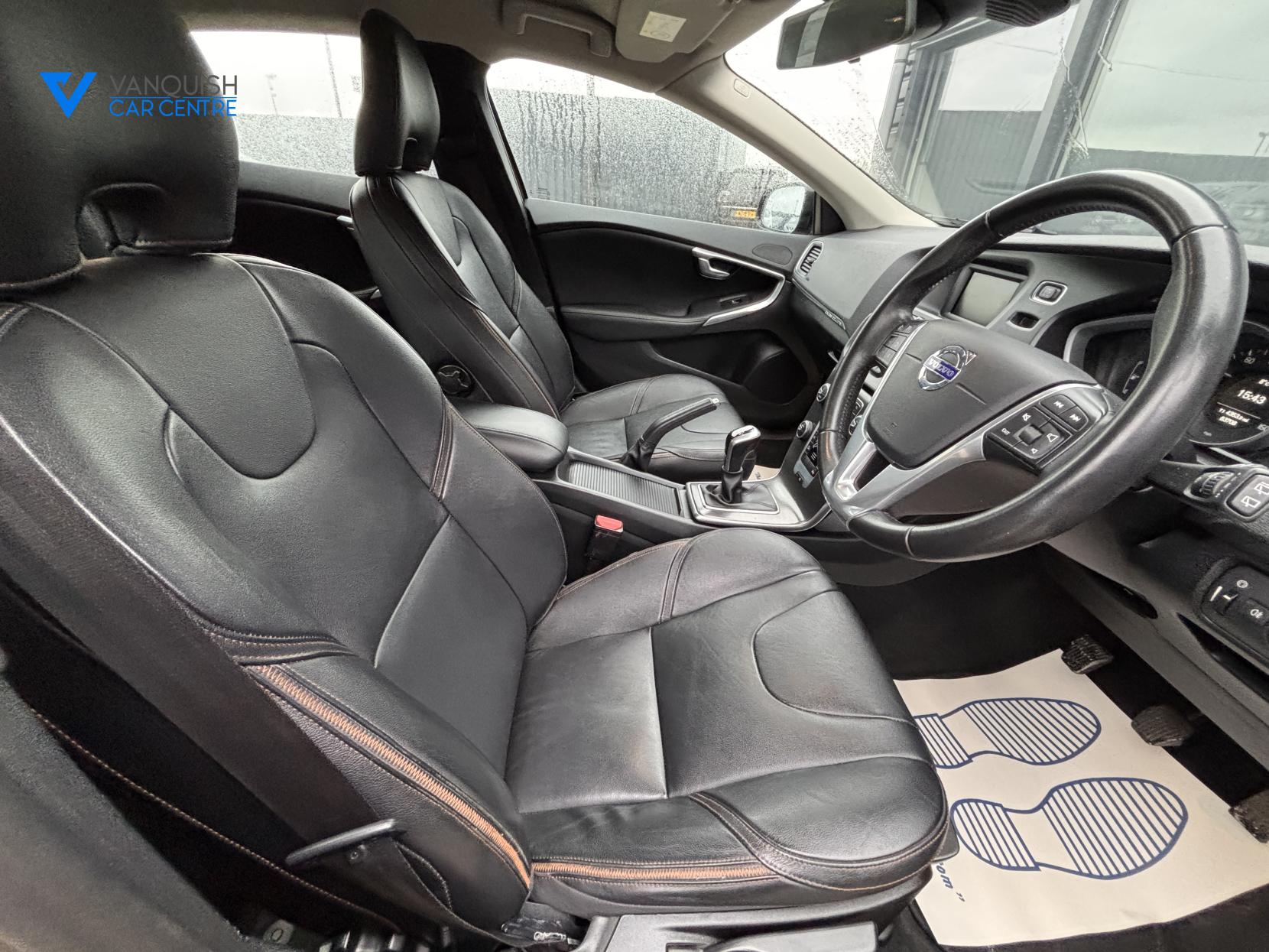 Volvo V40 Cross Country 2.0 D2 Lux Hatchback 5dr Diesel Manual Euro 6 (s/s) (120 ps)