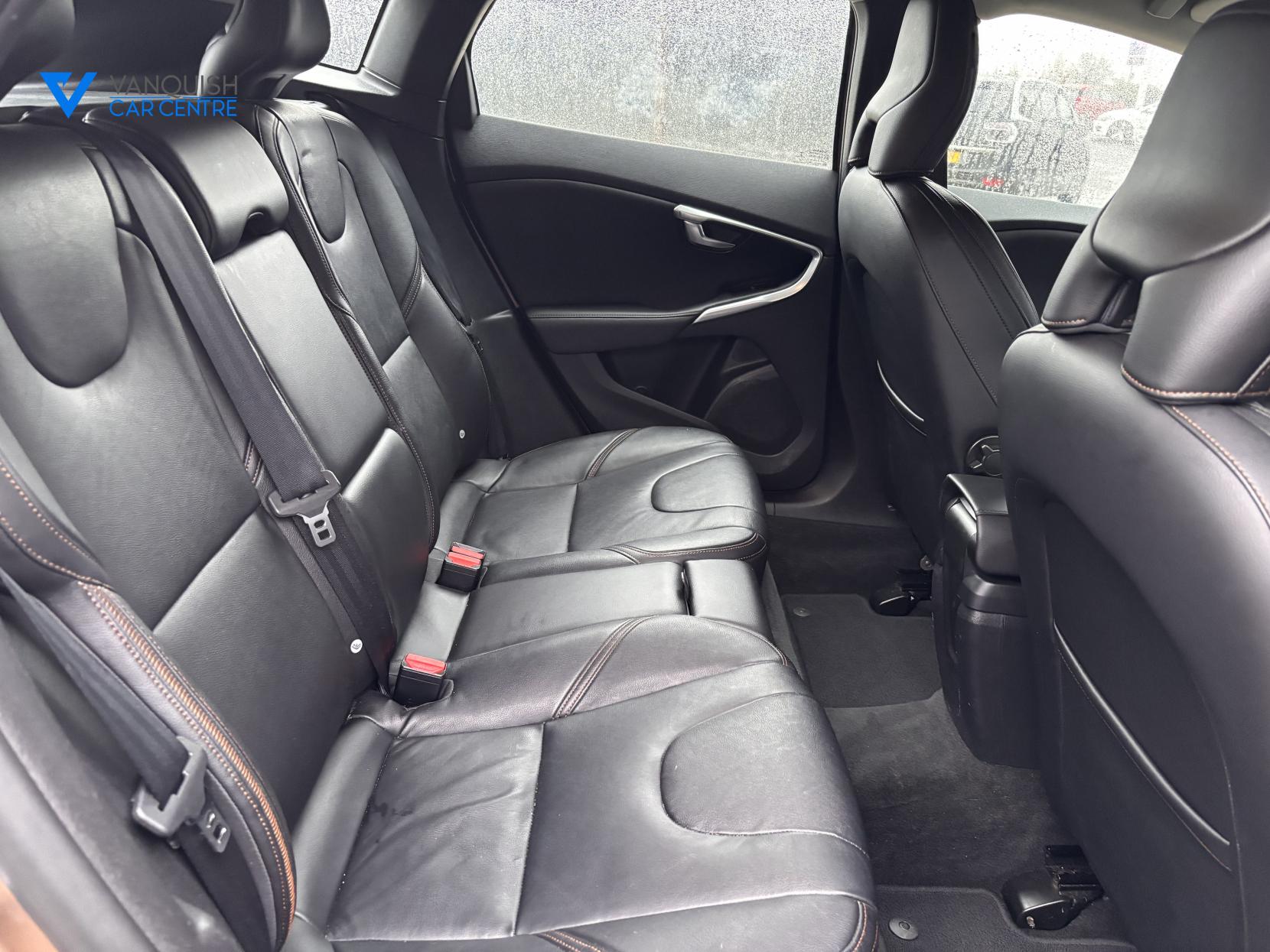 Volvo V40 Cross Country 2.0 D2 Lux Hatchback 5dr Diesel Manual Euro 6 (s/s) (120 ps)