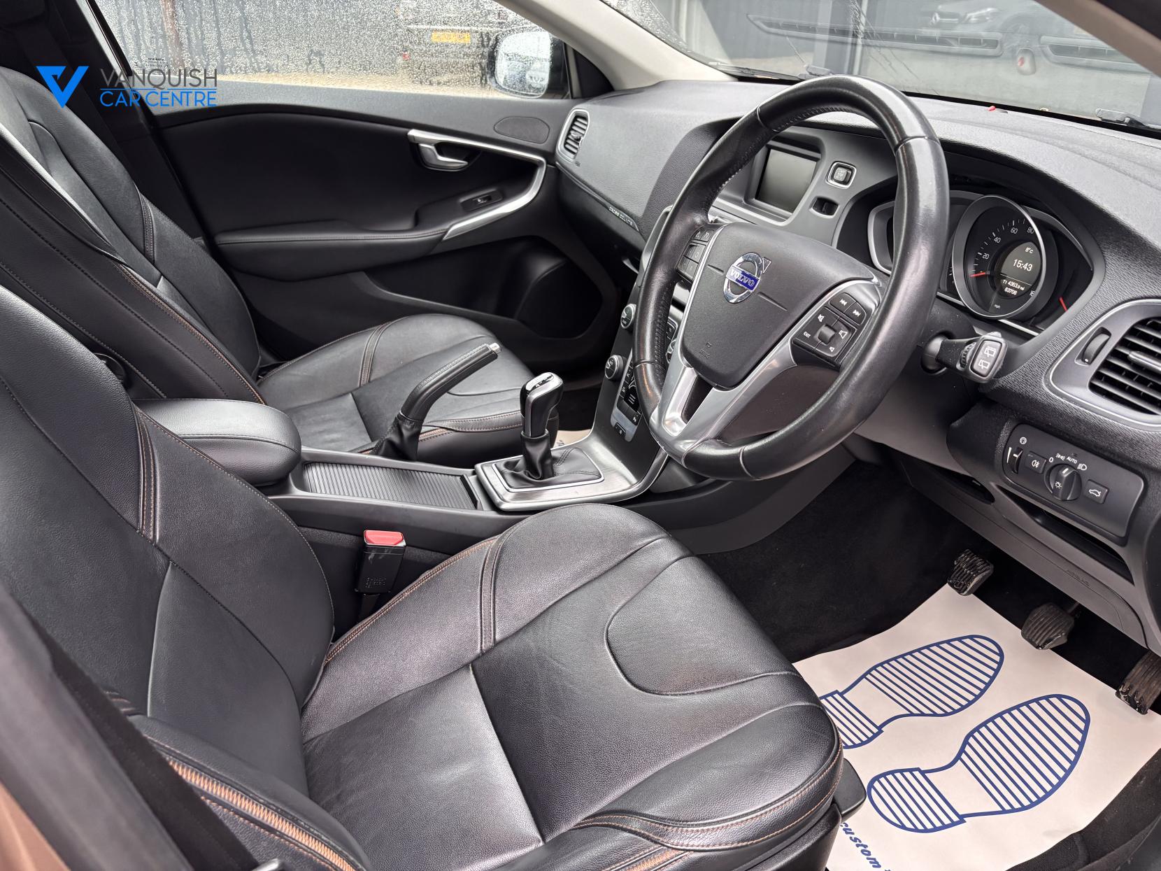 Volvo V40 Cross Country 2.0 D2 Lux Hatchback 5dr Diesel Manual Euro 6 (s/s) (120 ps)