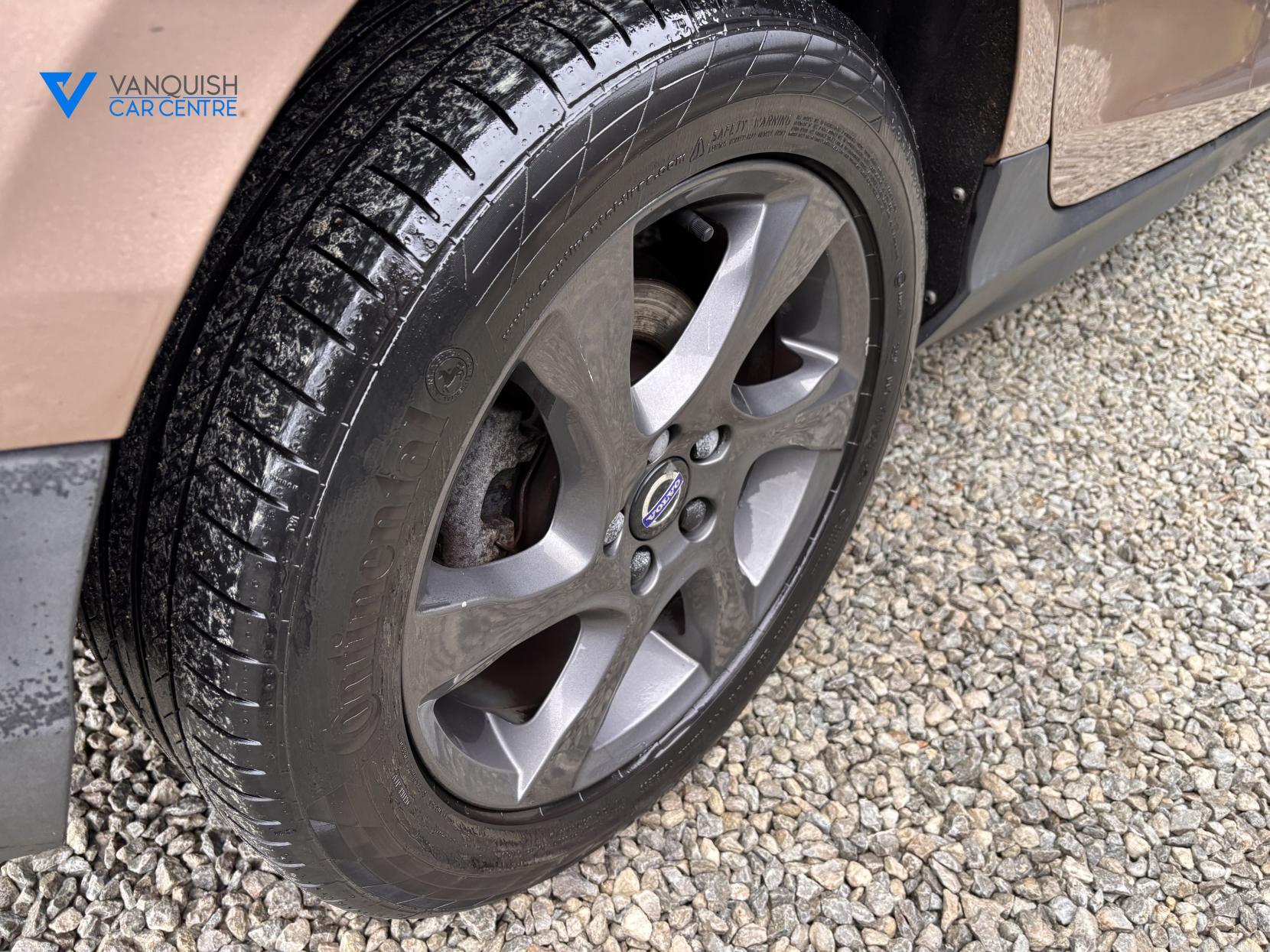 Volvo V40 Cross Country 2.0 D2 Lux Hatchback 5dr Diesel Manual Euro 6 (s/s) (120 ps)