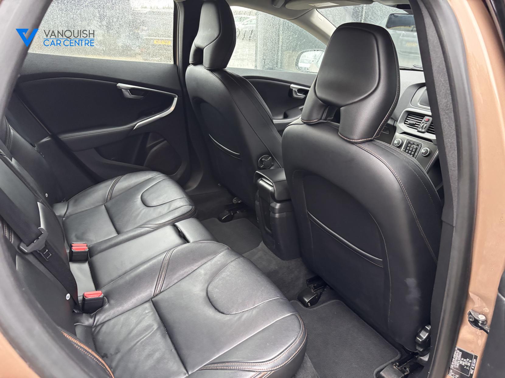 Volvo V40 Cross Country 2.0 D2 Lux Hatchback 5dr Diesel Manual Euro 6 (s/s) (120 ps)