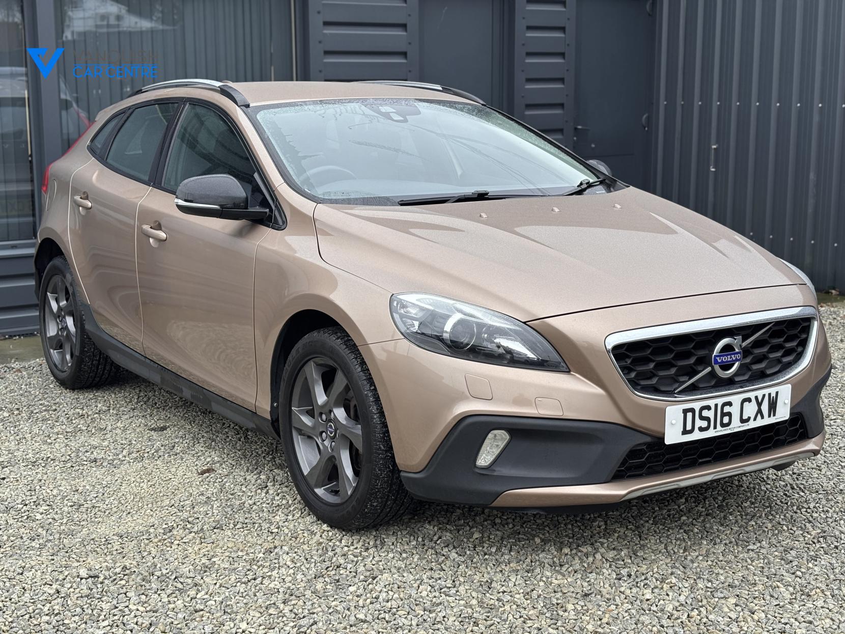 Volvo V40 Cross Country 2.0 D2 Lux Hatchback 5dr Diesel Manual Euro 6 (s/s) (120 ps)
