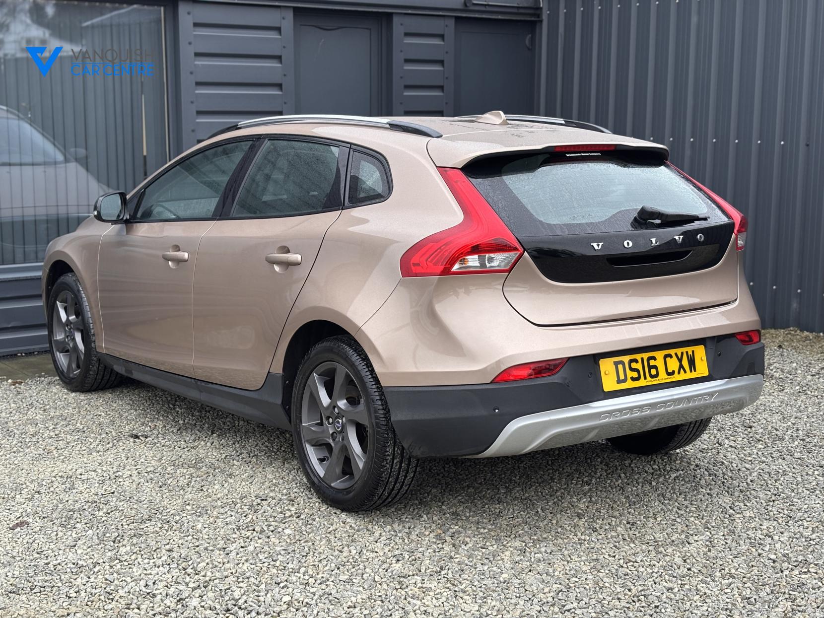 Volvo V40 Cross Country 2.0 D2 Lux Hatchback 5dr Diesel Manual Euro 6 (s/s) (120 ps)