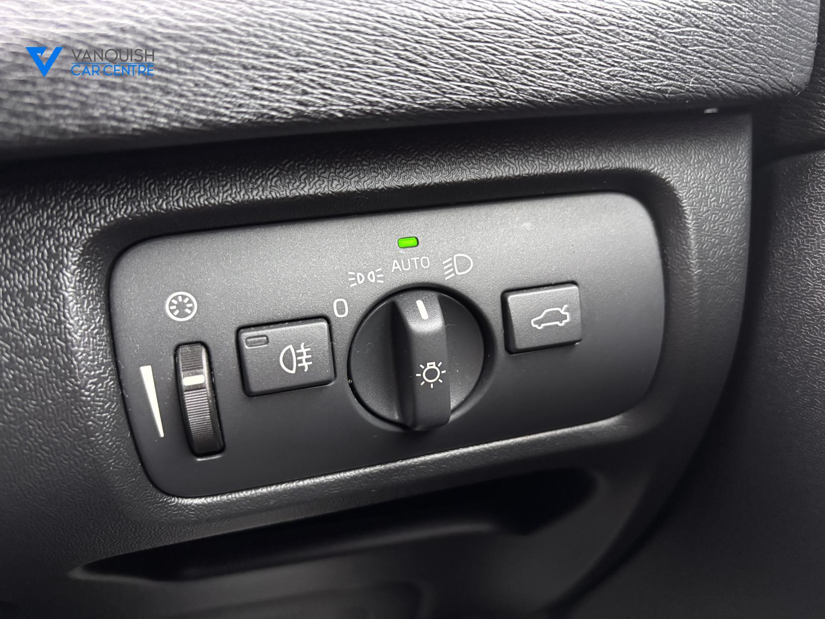 Volvo V40 Cross Country 2.0 D2 Lux Hatchback 5dr Diesel Manual Euro 6 (s/s) (120 ps)