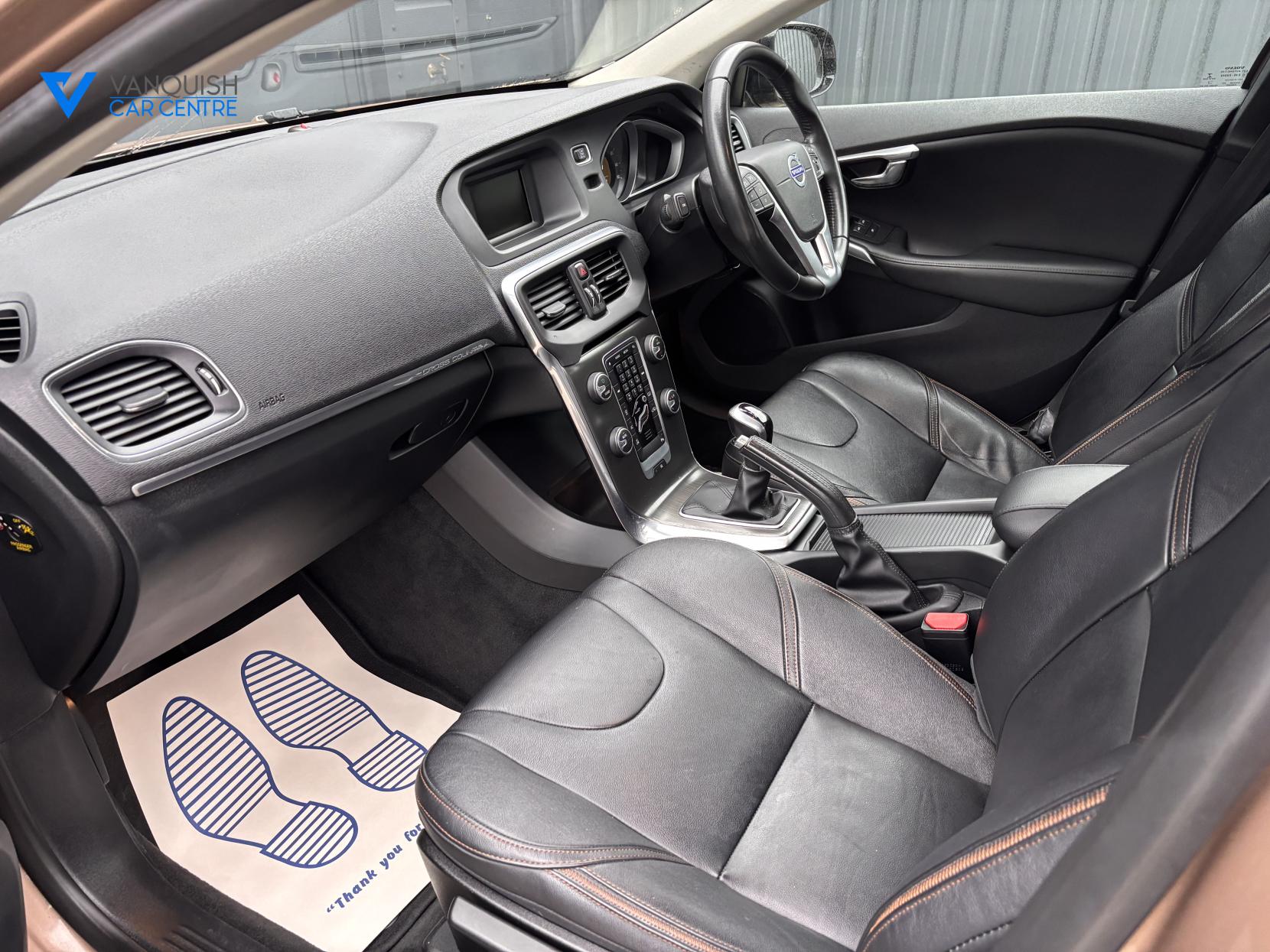 Volvo V40 Cross Country 2.0 D2 Lux Hatchback 5dr Diesel Manual Euro 6 (s/s) (120 ps)