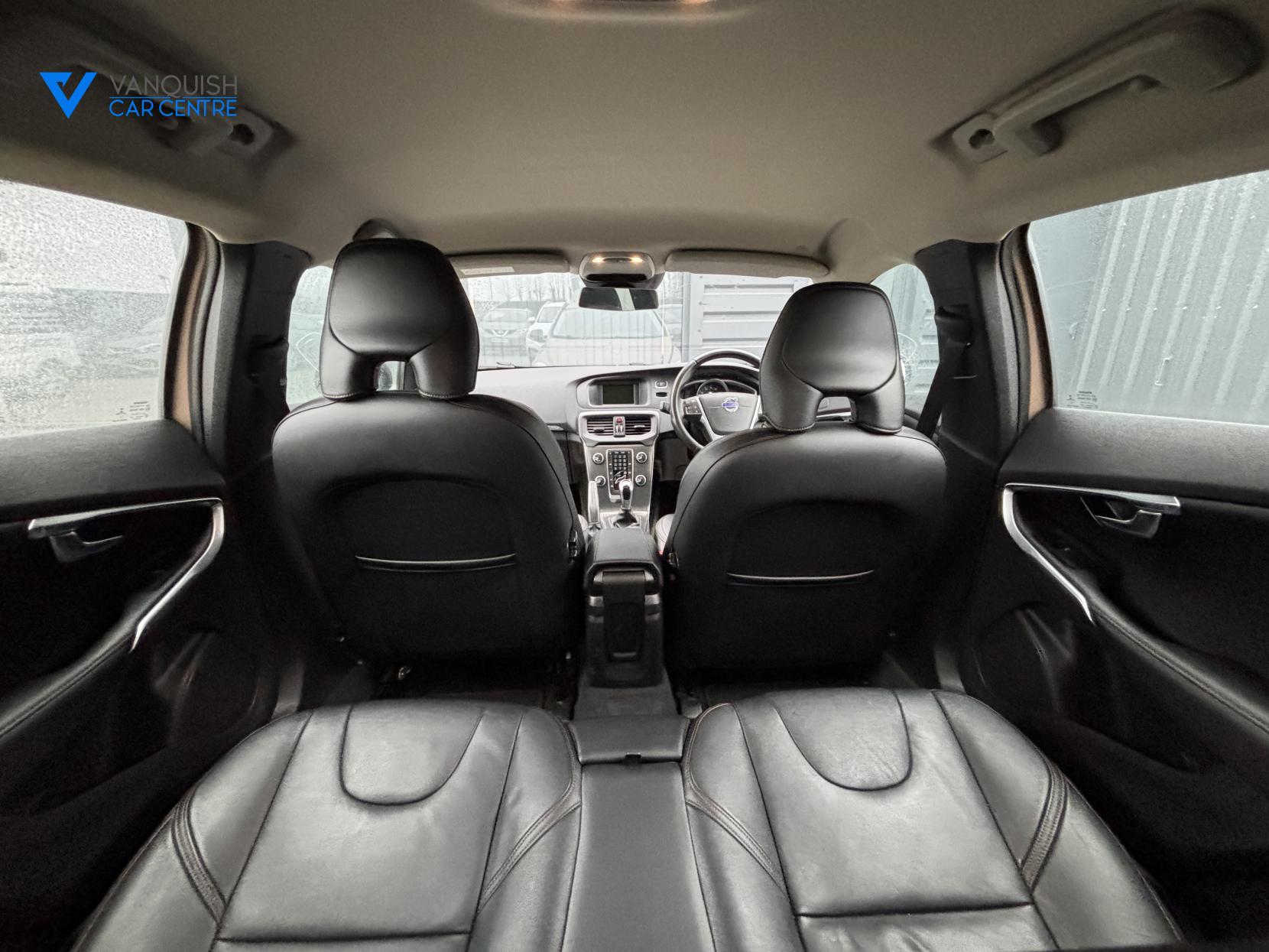 Volvo V40 Cross Country 2.0 D2 Lux Hatchback 5dr Diesel Manual Euro 6 (s/s) (120 ps)