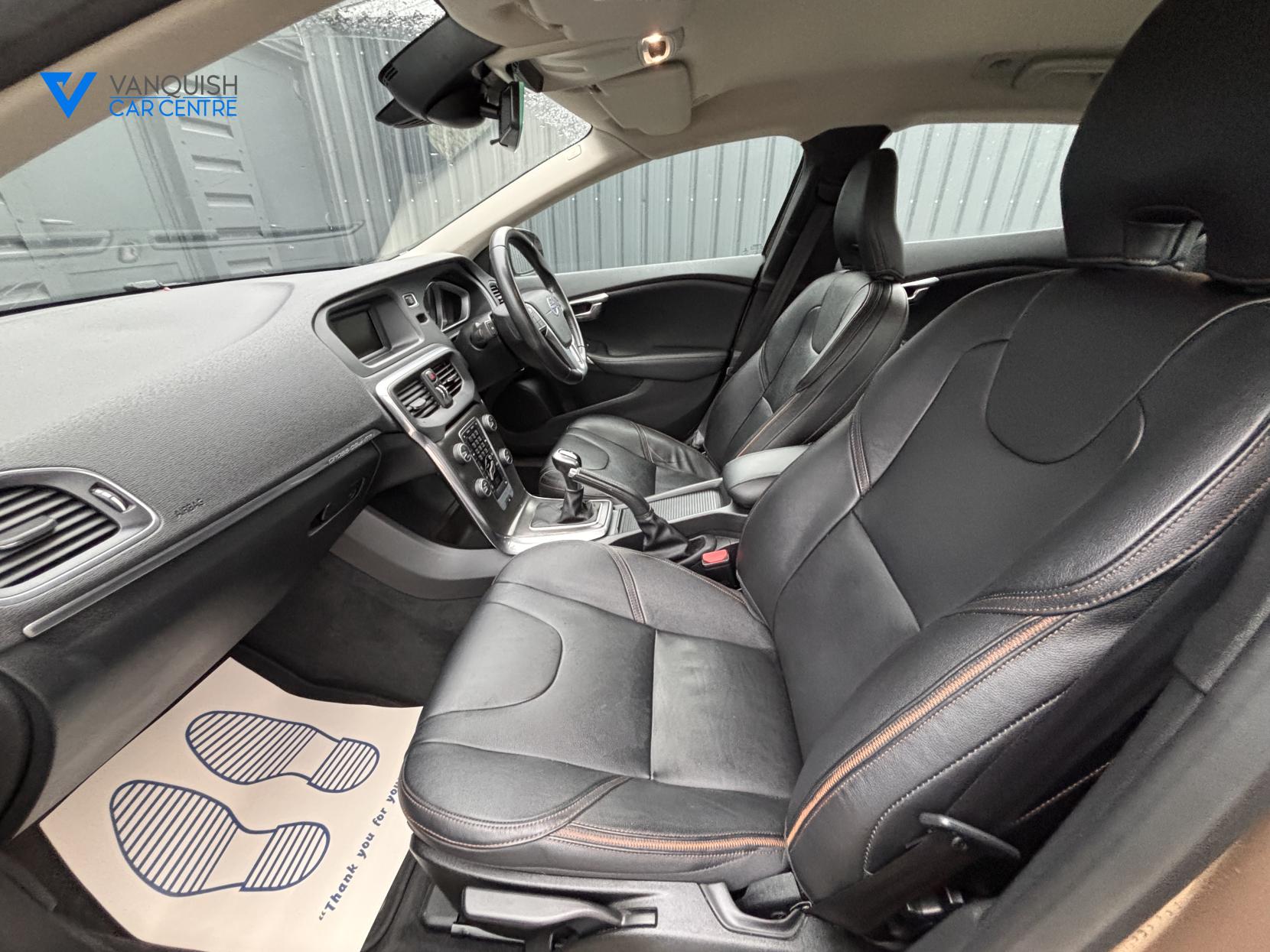 Volvo V40 Cross Country 2.0 D2 Lux Hatchback 5dr Diesel Manual Euro 6 (s/s) (120 ps)