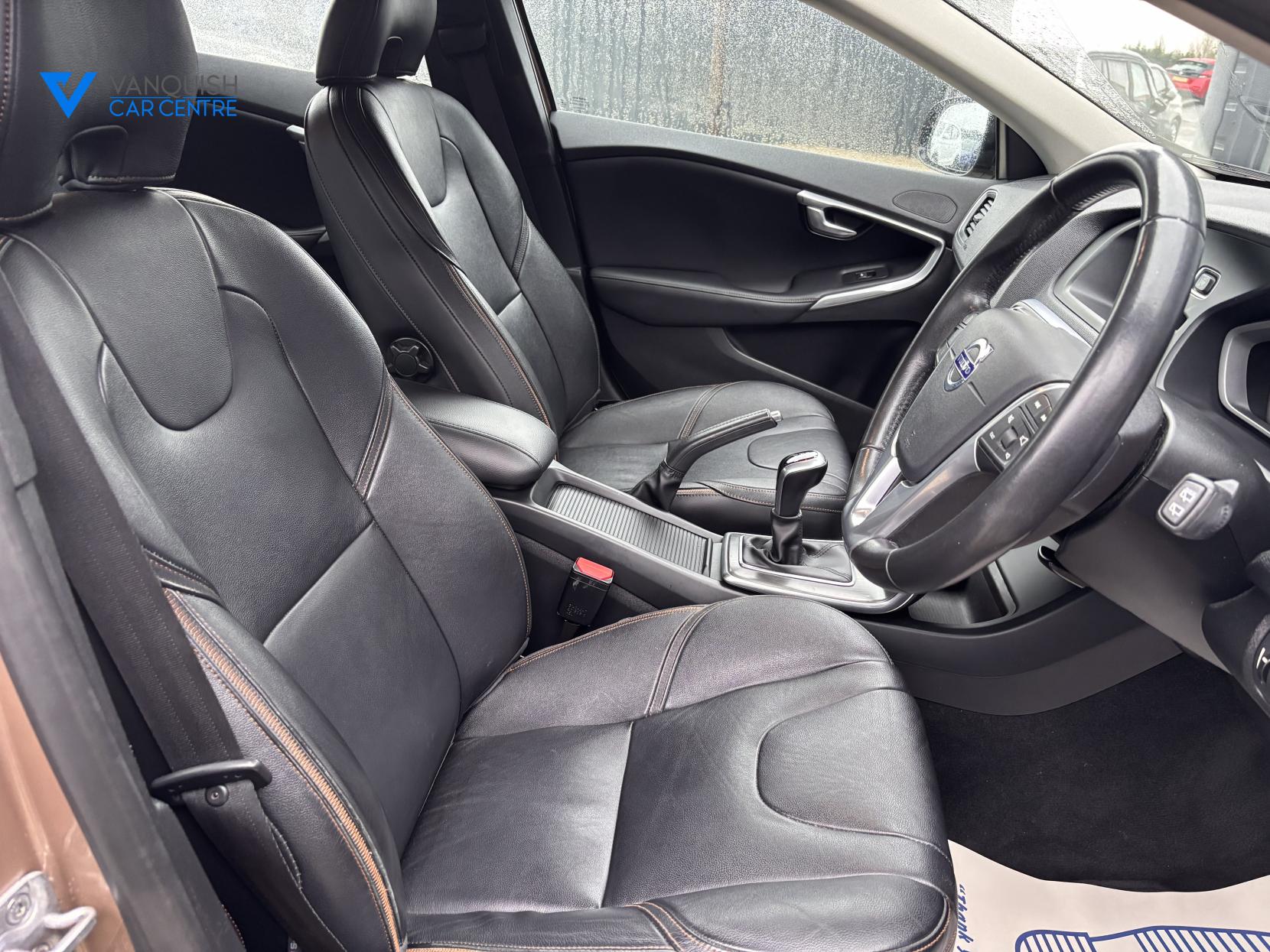 Volvo V40 Cross Country 2.0 D2 Lux Hatchback 5dr Diesel Manual Euro 6 (s/s) (120 ps)