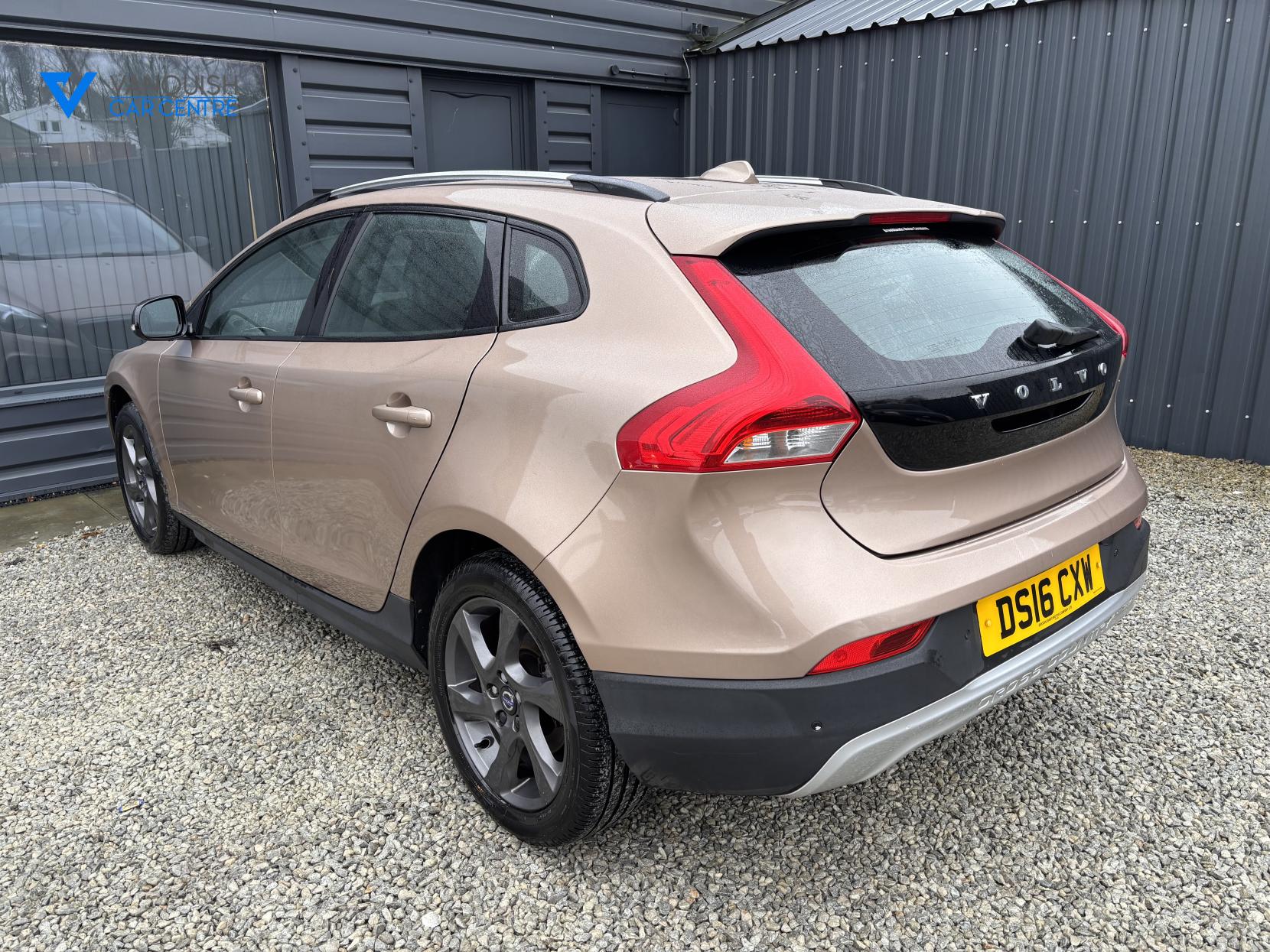 Volvo V40 Cross Country 2.0 D2 Lux Hatchback 5dr Diesel Manual Euro 6 (s/s) (120 ps)